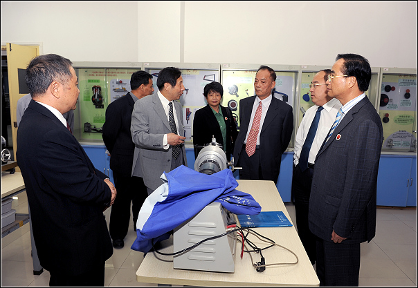 参观西安交大城市学院实验室