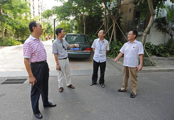 方亮院长、陈克明副院长、田晓皋副院长与保卫处李建明处长积极讨论此次消防疏散演练工作流程