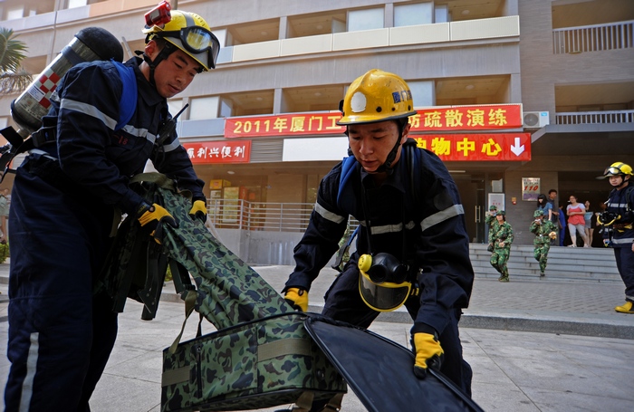 消防队员到达现场立即冲进火场营救被困人员